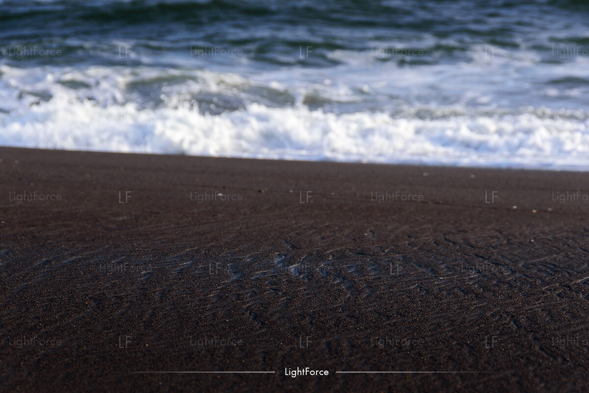 Чёрный вулканический песок. Фото автора.