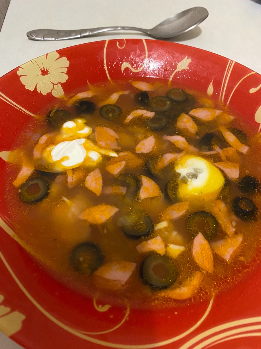 Представьте себе холодный зимний вечер, а дома она ждёт вас - горячая наваристая солянка!