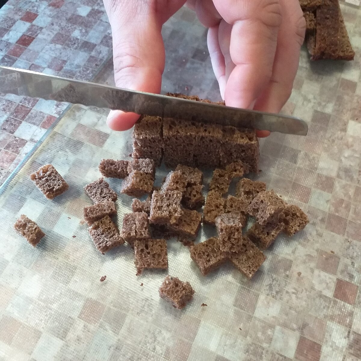 Нарезаем бородинский хлеб