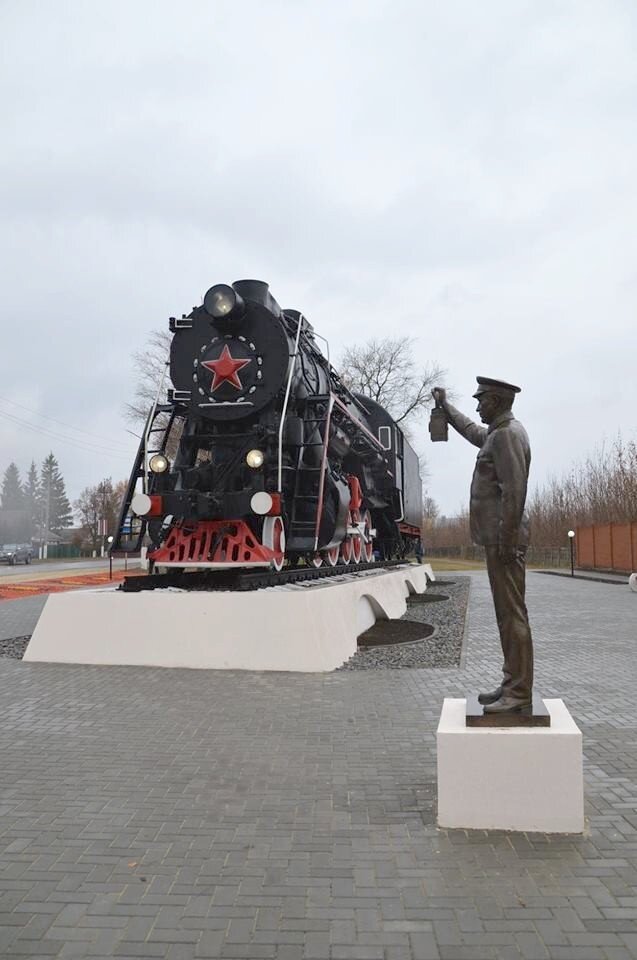 Мемориал славы железнодорожникам с памятником смотрителю станции  в городе Сасово (Рязанская обл, Россия)
