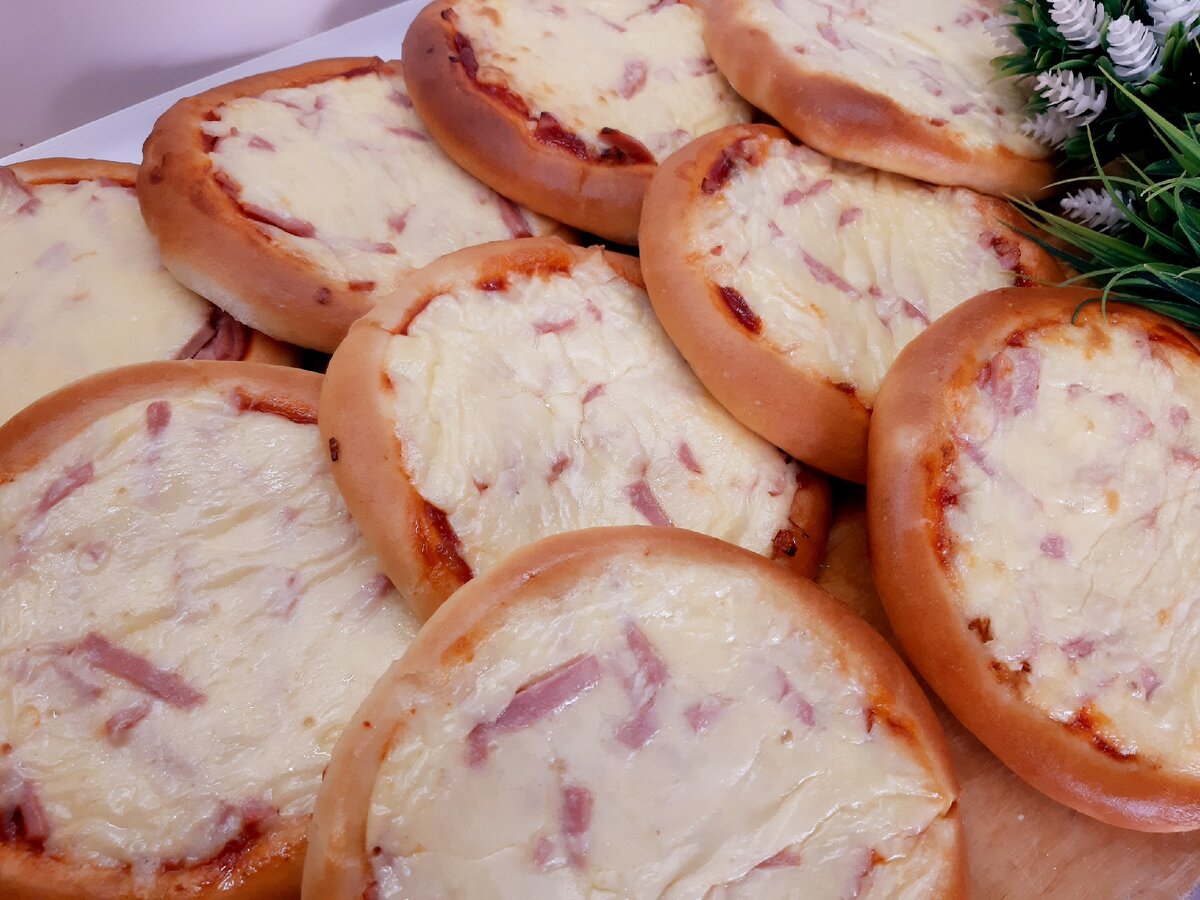 Теперь готовлю так всегда , казалось бы ничего необычного , но пицца просто фантастическая не зависимо от того большую вы ее приготовите или маленькую . Нежный сырный слой оставляет пиццу нежной и сочной и самое главное не засыхает как это всегда происходит с сыром . Ну а в дополнение я делюсь с вами просто фантастическим рецептом нежнейшего теста , без которого я просто не признаю домашнюю пиццу и выпечка будет мягкой не меньше 3-х дней !!!!!!!!