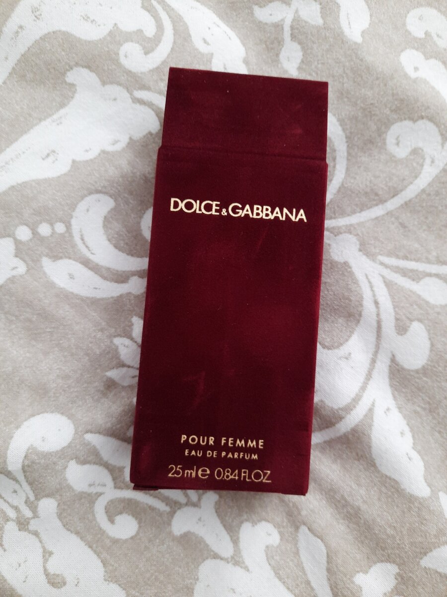 Он в красивой бархатной коробочке.А аромат какой,ммм...