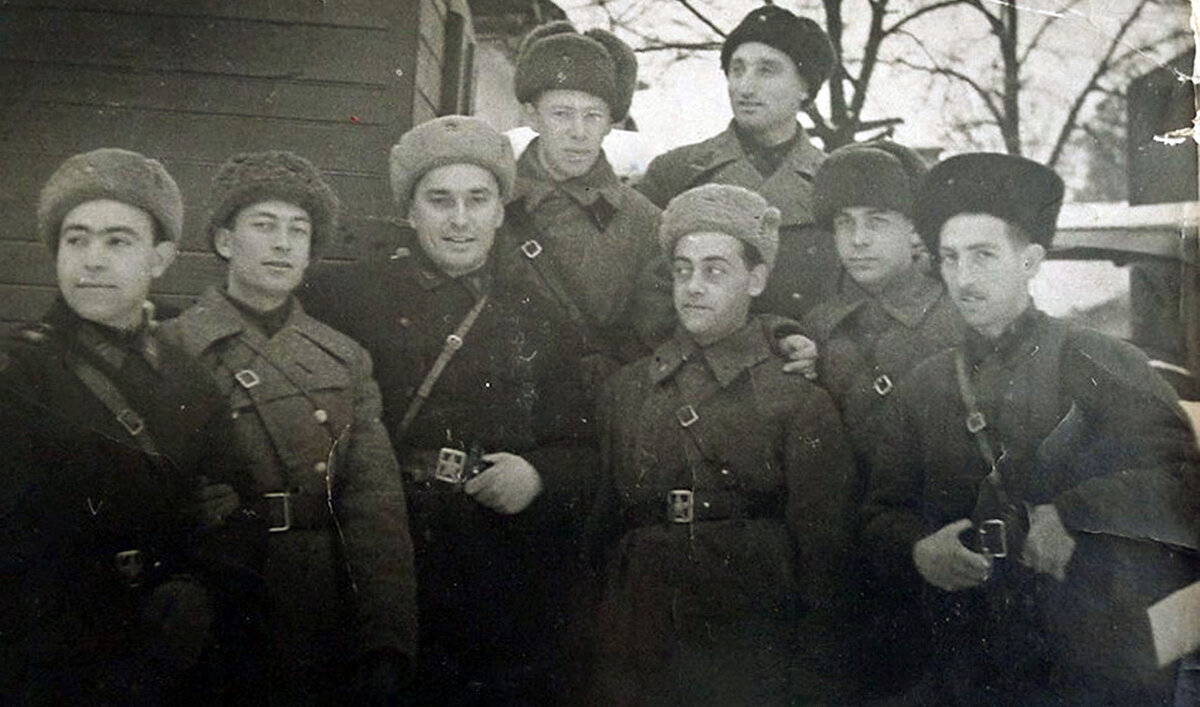 1941 год. Каменск. Сотрудники политуправления Южного фронта. Крайний справа - композитор М. Табачников. 