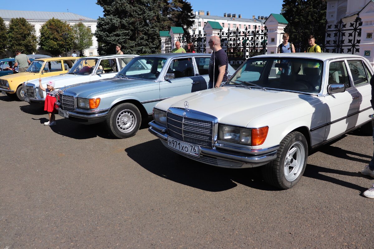 На фото выше два W116 - американский 300SD и 450 SEL, привезенный из Японии