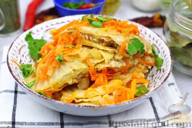 фарш мясной, капуста пекинская, рис, лук репчатый, морковь, томат-паста, лавровый лист, соль, перец чёрный молотый, масло растительное, зелень, вода