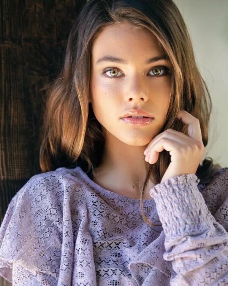 Необходимо отметить, что точных данных вы не получите никогда, если не сделаете индивидуальный гороскоп, в котором будут учтены все нюансы и даты вашего рождения. Нужно учитывать еще и тот факт, что многие знаки являются пограничными. 
Узнать, какую сторону примет вновь рожденная будущая личность, можно лишь по точному раскладу светил. Для тех, кто пользуется поверхностными знаниями, можно посмотреть общий гороскоп, в котором будут указаны лишь статистические данные. Итак, топ самых верных жен по знакам зодиака.

Лев
Этот знак имеет особенный благородный статус. Яркая внешность еще не говорит о том, что эта женщина ветреная. Наоборот, ей присущи серьезность, женские черты и поддержание статуса. Если вам повезло вступить с такой в отношения, то будьте готовы к тому, что на вас ляжет огромная ответственность. В первую очередь вам необходимо будет поддерживать свой имидж на высоте.

Мало того, они требуют от партнера особого отношения к себе, а также безоговорочной преданности и бесконечных похвал. Именно похвал, а не комплиментов.

Царственная особа не будет размениваться по мелочам и портить свою репутацию. Поэтому мелкие измены на стороне здесь исключены. Вам нечего опасаться, если вы соответствуете ее статусу. Но не больше. Более сильного по значимости партнера Львица не потерпит, ну или почти не потерпит.

Поэтому чтобы обладать такой женщиной и быть уверенным в том, что она не покинет вас завтра, постарайтесь воспитать в себе все личностные качества, которые присущи настоящему мужчине. Здесь имеется в виду весь набор: благородство, а еще деньги, слава и удача.