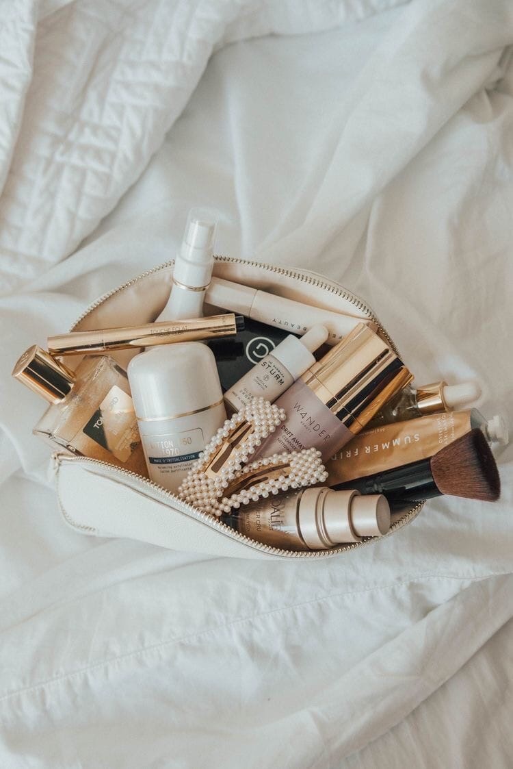 Тоник и тонер – универсальные средства для ухода, которые должны быть в косметичке у каждой. Но чем  отличаются эти средства и после чего их использовать? А софтнер может заменить увлажняющий тоник и как его применять? 
🌸Тоник — жидкость, по консистенции напоминает воду, состав основан на очищающих и матирующих компонентах, может содержать вещества спирта, наносится ватным диском, предназначен для финального этапа очищения кожи. Тоник следует применять только тогда, когда кожа уже очищена и слегка подсушена полотенцем. Его основные функции — очищение и тонизирование.

❗️При подборе тоника обратите внимание, какого типа ваша кожа и что входит в состав средства.

🌼Тонер — обладает достаточно плотной текстурой, наносится руками, закрепляет этап очищения, увлажняет и успокаивает кожу, содержит питательные компоненты и гидратанты, не содержит спирт и подсушивающие компоненты. Его главная функция — быстро восстанавливать уровень увлажнения кожи после умывания.

⚡️Тонер подбирается по типу кожи. Для сухой или нормальной кожи можно выбрать тонер с акцентом на увлажнение, тогда как при комбинированной и жирной коже, можно выбрать тонер с отшелушим эффектом, в составе которого есть AHA -кислоты, LHA компоненты, салициловая кислота, для регуляции выделения секреции сальных желез.

🌺Софтнер — это насыщенное средство, которое обеспечивает немедленное питание и увлажнение кожи. Он обладают густой, желеобразной, вязкой текстурой. Наносится на кожу после тоника. Софтнер в отличие от первых двух средств не очищает и не тонизирует кожу, а эффективно увлажняет и насыщает ее питательными веществами.

❗️Тонер и софтнер, отличаются между консистенцией, составом, функциональностью, все они назначаются индивидуально, и подбираются по типу кожи. Перед применение консультируйтесь у врача дерматокосметолога.