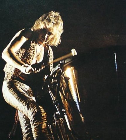 Роджер во время игры на литаврах 