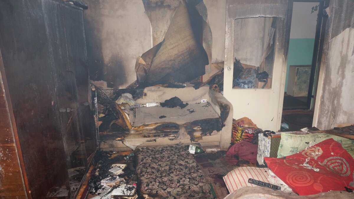 Мебель после пожара. Пожар в квартире. Квартира после пожара.