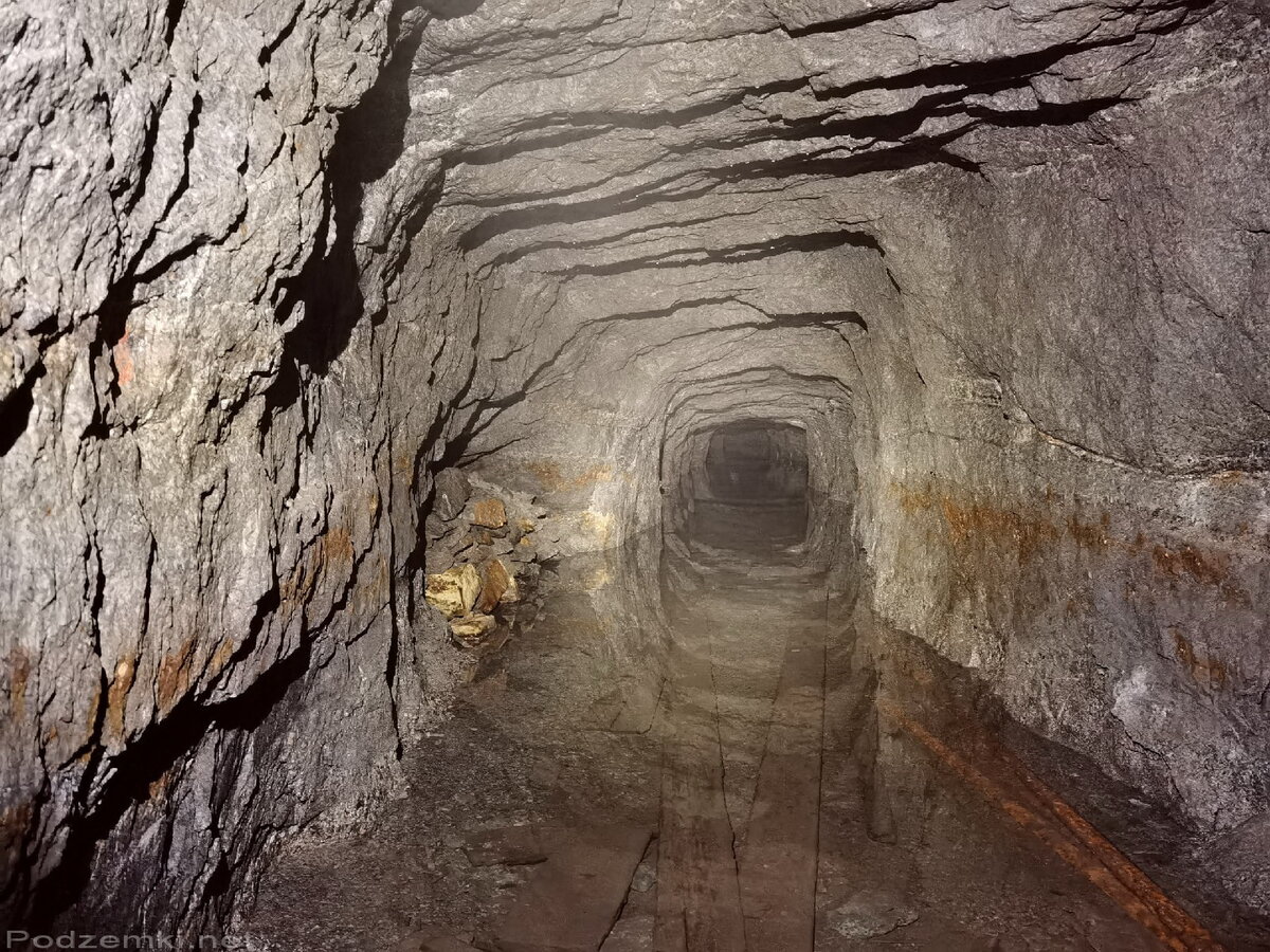 рудники меди 18 века. старый рудник. шахты кизеловского угольного бассейна. заброшенные медные рудники англии. змеиногорский рудник 18 век.