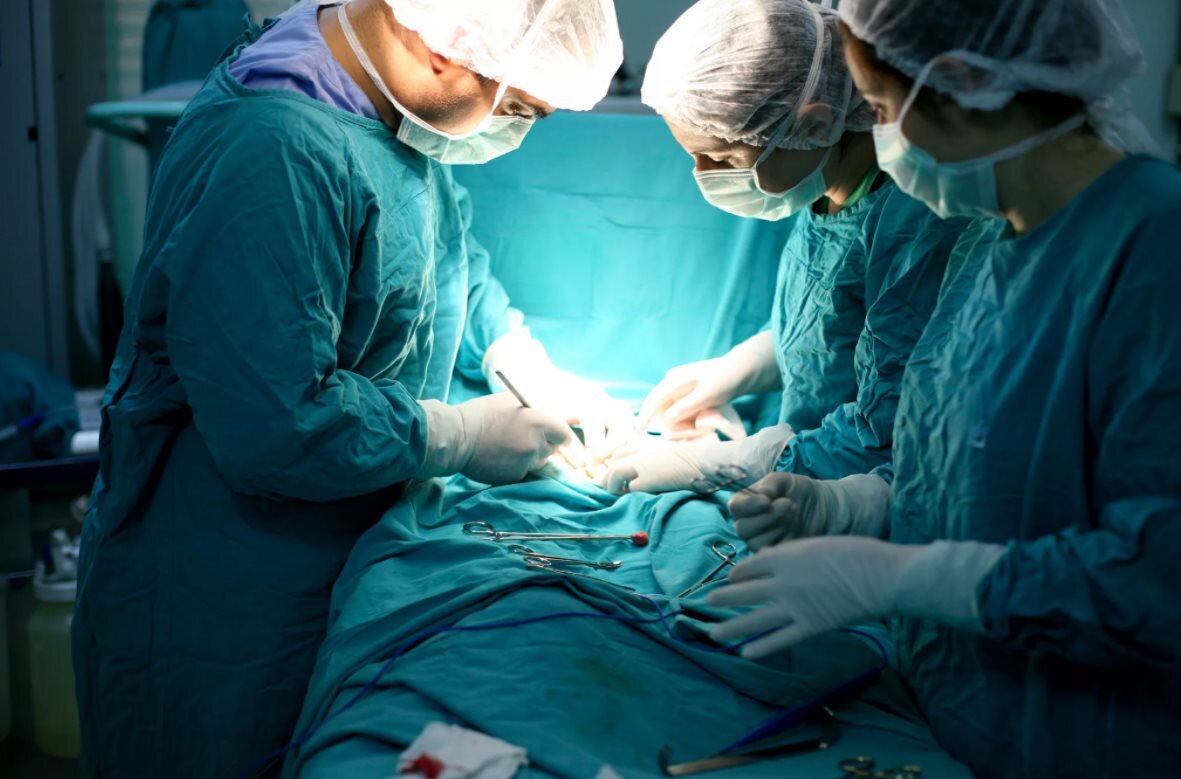 Во многих случаях это единственное эффективное лечение, не имеющее никаких альтернатив. Операция подразумевает удаление как самой опухоли, так и окружающих ее тканей. Метод является наиболее эффективным. В случаях, когда болезнь запущена до такой степени, что выздоровление уже невозможно, именно операция позволяет снизить физические страдания пациента. Объемы хирургического вмешательства напрямую связаны с размерами опухоли.