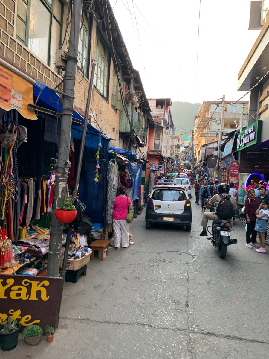 Улочка в Дхарамсале (Индия)