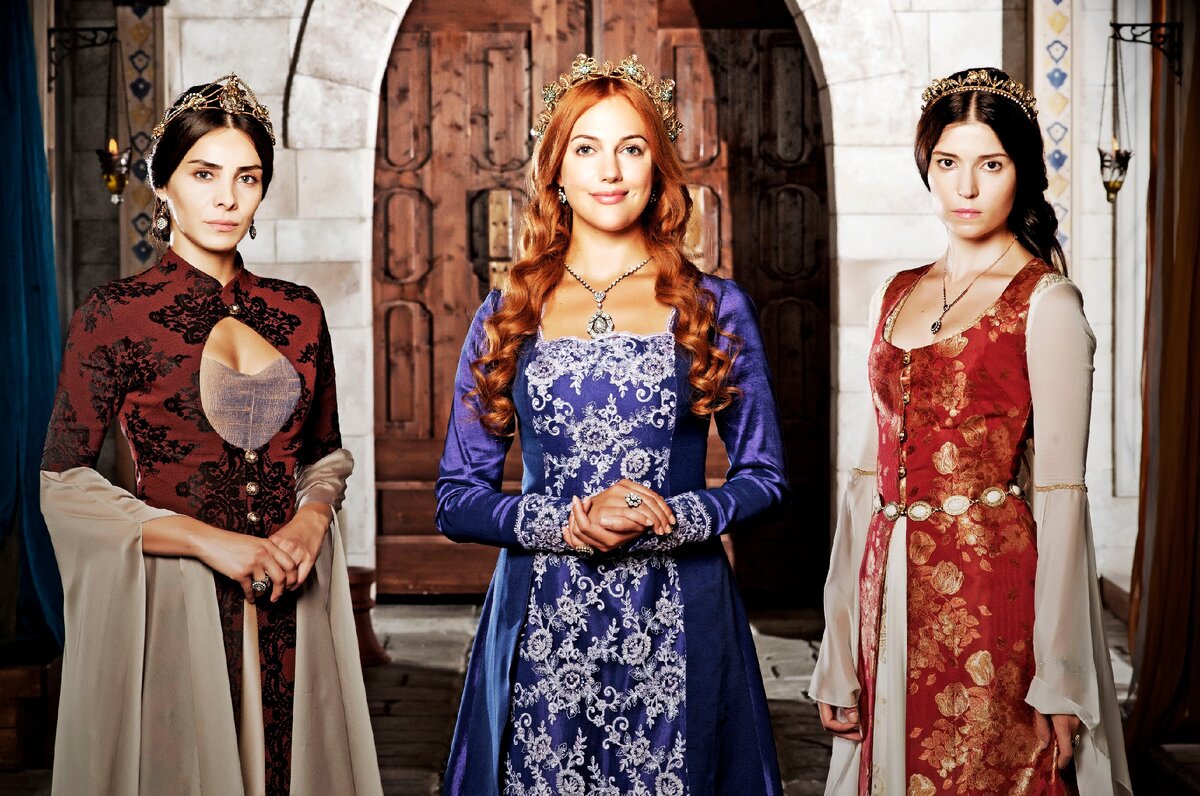 Актрисы сериала в великолепных костюмах