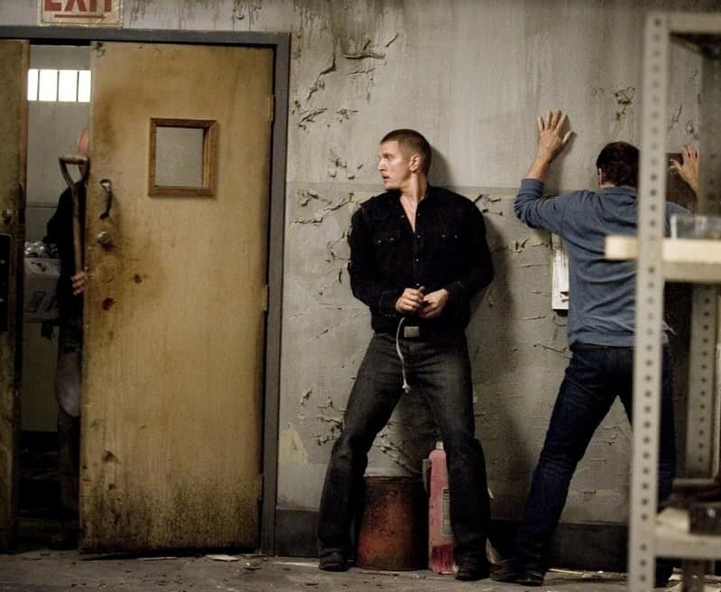 
Несколько мужчин очнулись на складе. Он заброшен и наглухо закрыт. Двое пленников в ссадинах и синяках, еще один связан, у другого сломан нос. Один из мужчин прикован к трубе и смертельно ранен. У всех пленников амнезия.