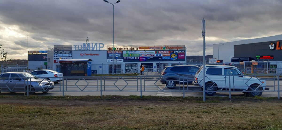 Торговый центр в микрорайоне "Крутые ключи"