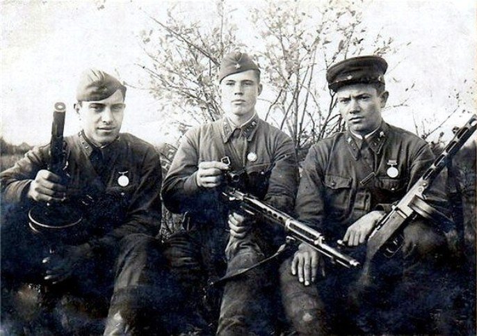 Снайперы 105-го пограничного полка НКВД войск по охране тыла действующей Красной армии Волховского фронта: Исаков Степан, Полубояринов Александр и Аксаков Николай. Фотография из открытых источников в Интернете.