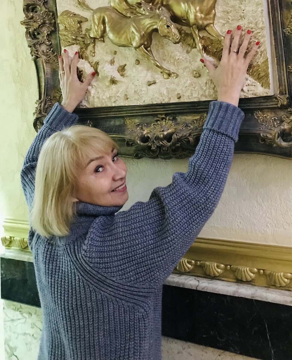 Для песни под гитару Кораблеву!
Вот причалил Корабль в лёгком шорохе волн,
Матросня шумно бросила сходни,
И небрежно вразвалку спустился моряк,
Чтоб в порту прогуляться сегодня.
Он прищурил глаза и увидел свой дом,
Где окно с покосившейся рамой,
Что здесь было давно, то быльем поросло,
Но на сердце заплакали шрамы.
По скрипучей доске поднялся на крыльцо 
И коснулся распахнутой дверки
Из заброшенной комнаты рыжим лучом
На плечо ему прыгнула белка.
Заглянув в её чёрные бусинки глаз
Он увидел - печаль его тонет
И орехи достав загрубевшей рукой
Покормил эту белку с ладони.
А потом он гулял по забытым местам,
На плече его белка сидела,
Было с ней хорошо погрустить, помолчать....
Но в порту якоря загремели.
Он оставил ее возле кромки воды
Взмах весла...И отчалила шлюпка,
На глазах моряка становилась седой 
Золотистая беличья шубка.

Ветер пел в парусах, волны били в корму
И дрожала на компасе стрелка
У штурвала стоял загорелый моряк
На плече с побелевшею белкой.