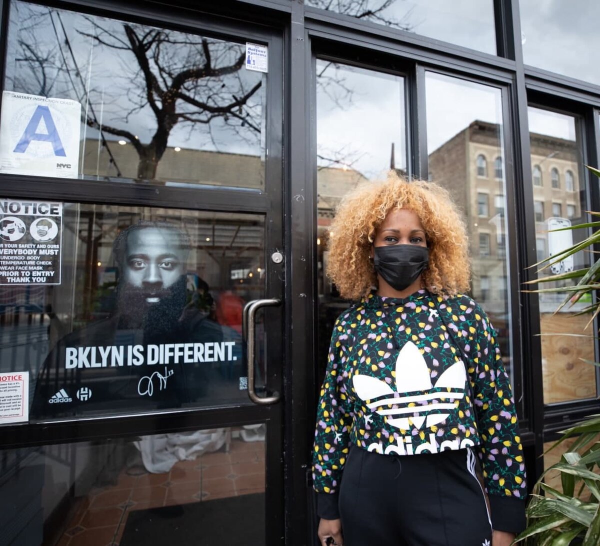 Реклама Adidas на фасаде одного из заведений.