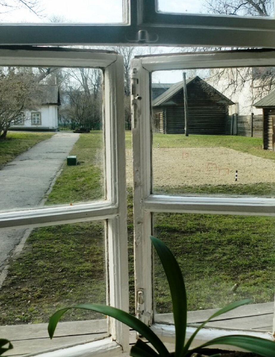 Это вид из комнаты матери будущего вождя революции — во двор, на крокетную площадку и любимые детьми «гигантские шаги». Видите столб слева? К его верхушке привязывали веревки с креплениями на нижнем конце. Дети ухватывались за эти крепления и начинали быстро бегать вокруг столба, а потом отталкивались и пролетали несколько шагов, держась за натянутую веревку.