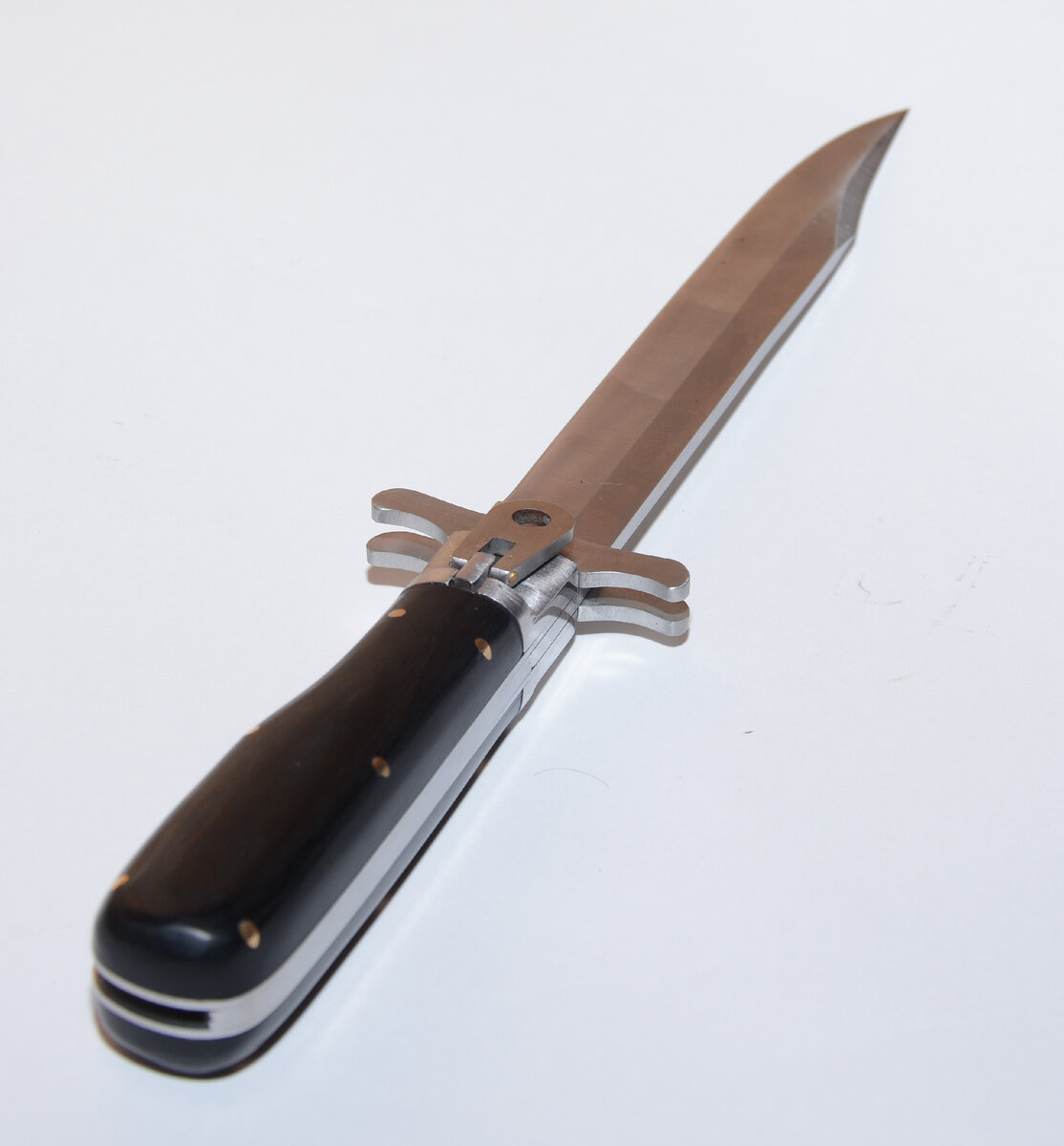Складной нож традиционно у нас ассоциируется с чем то небольшим и изначально хозяйственным, так было раньше, так остается и сейчас.-8