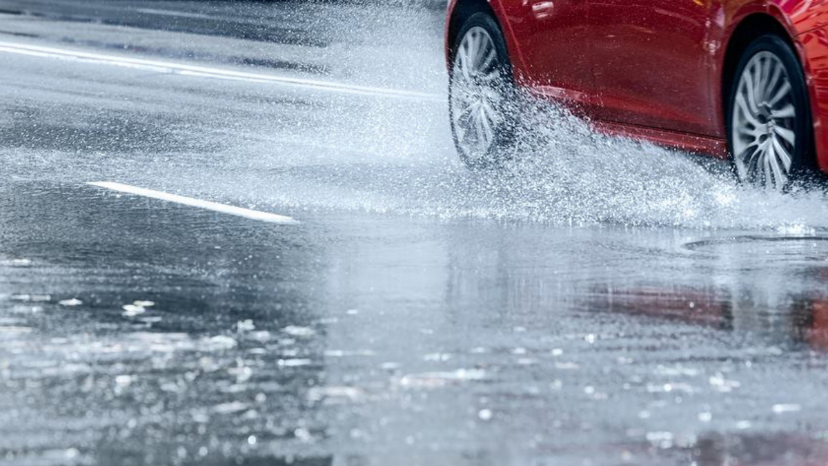 Скоро осень, а значит ямы превратятся в лужи, вот история о том, как быть если попал в яму на дороге.