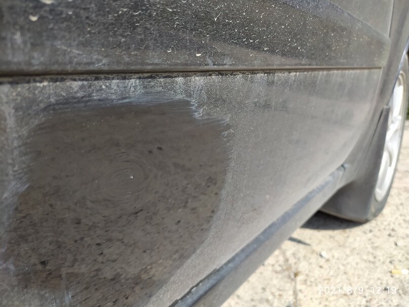 До ремонта автомобиля (молдинг принял на себя основной удар на фото не попал, его без проблем можно заменить и небольшая вмятина на самой двери)