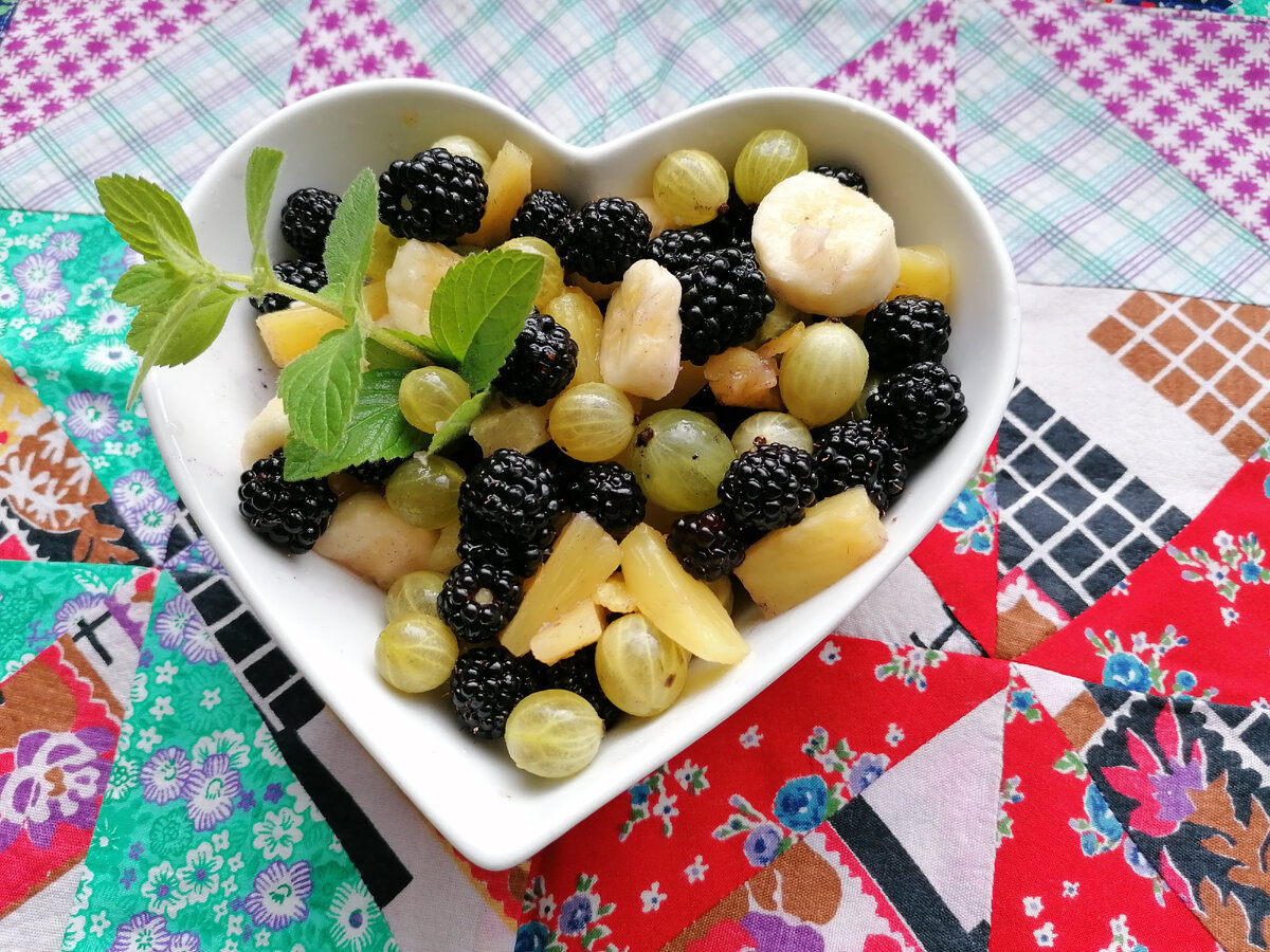 Салат с ежевикой