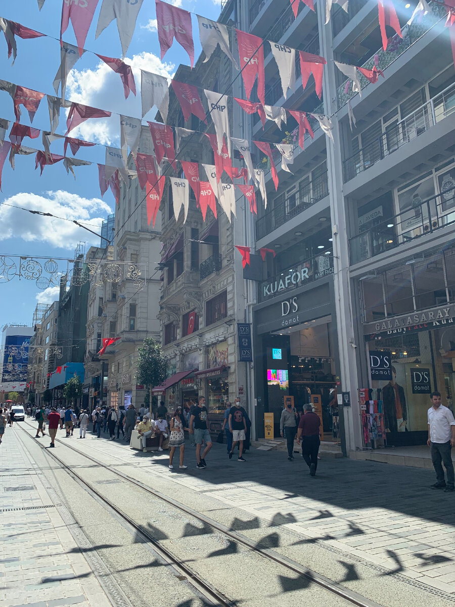 Туристическая улица Истикляль в центральном районе Таксим