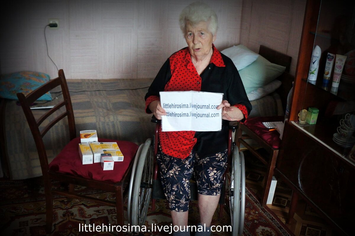 Майя Ивановна.  Мы познакомились с ней в 16ом году, почти сразу, после смерти ее сына, за которым она ухаживала после инсульта. Все бомбежки города просидела в квартире - выйти не могла из-за сына, да и сама ходим с трудом, одна рука почти не слушается. Из дома не выходит. 
Подробнее читать по ссылке здесь:
https://littlehirosima.livejournal.com/436730.html