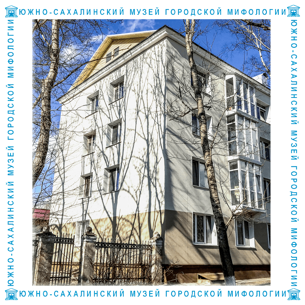 Ворота, ведущие во двор с Коммунистического проспекта, и окна музея на первом этаже.