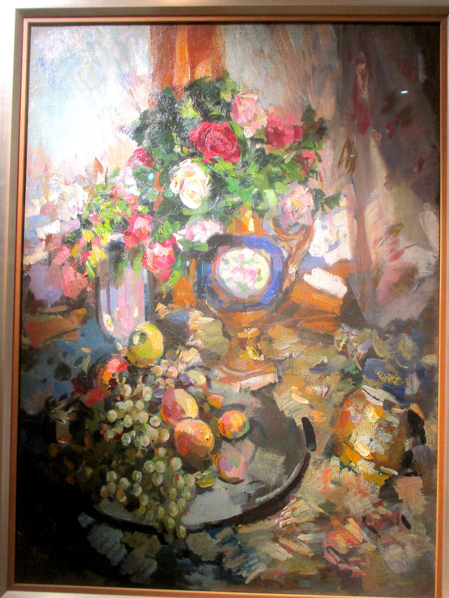 Натюрморт с розами, вазой и фруктами. 1921, холст, масло