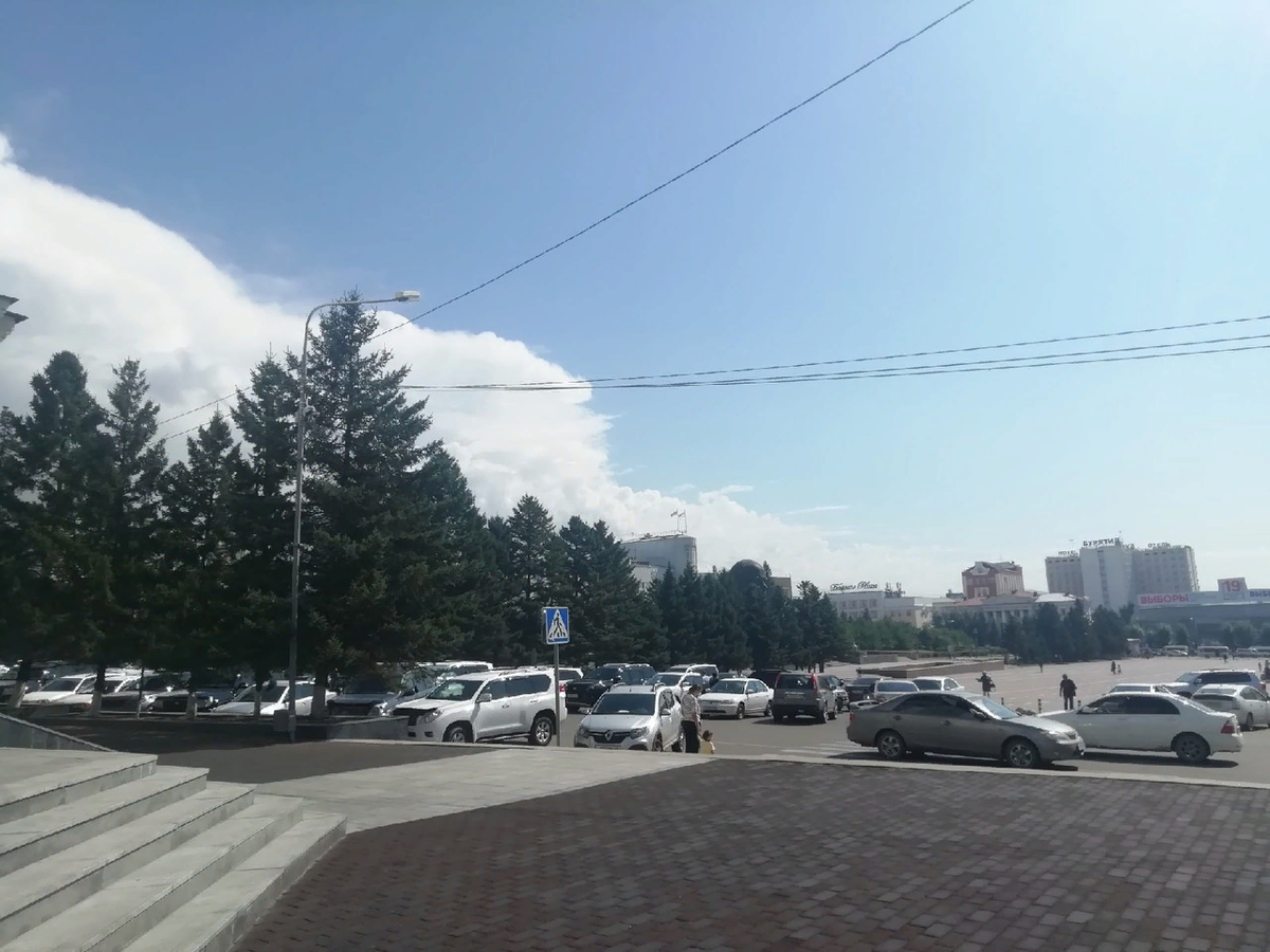 Вид на площадь  Советов от здания Народного Хурала РБ