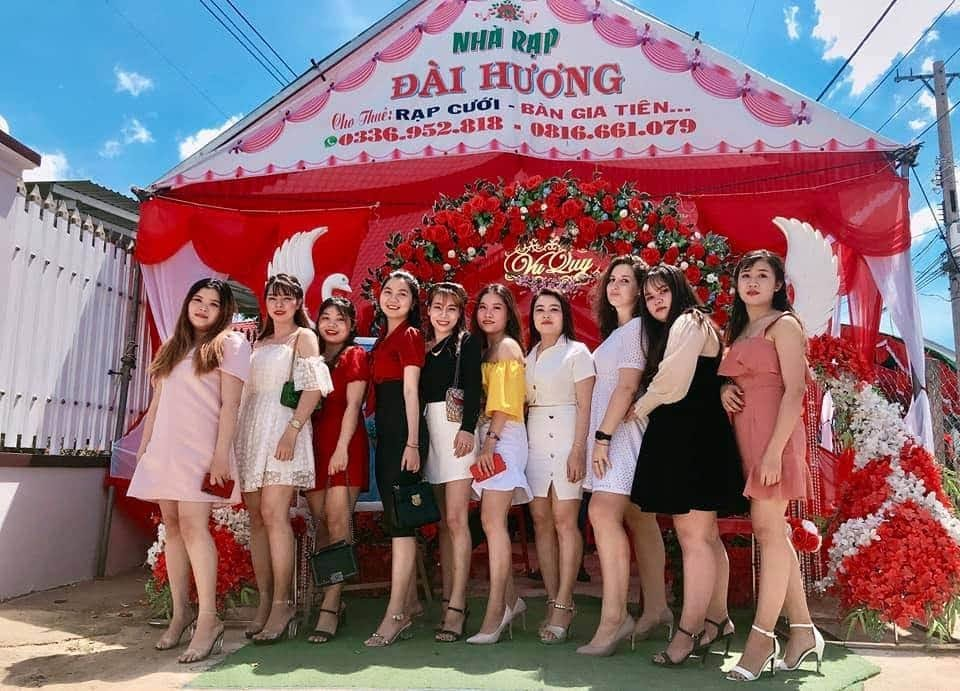 Автор с вьетнамскими коллегами на свадьбе