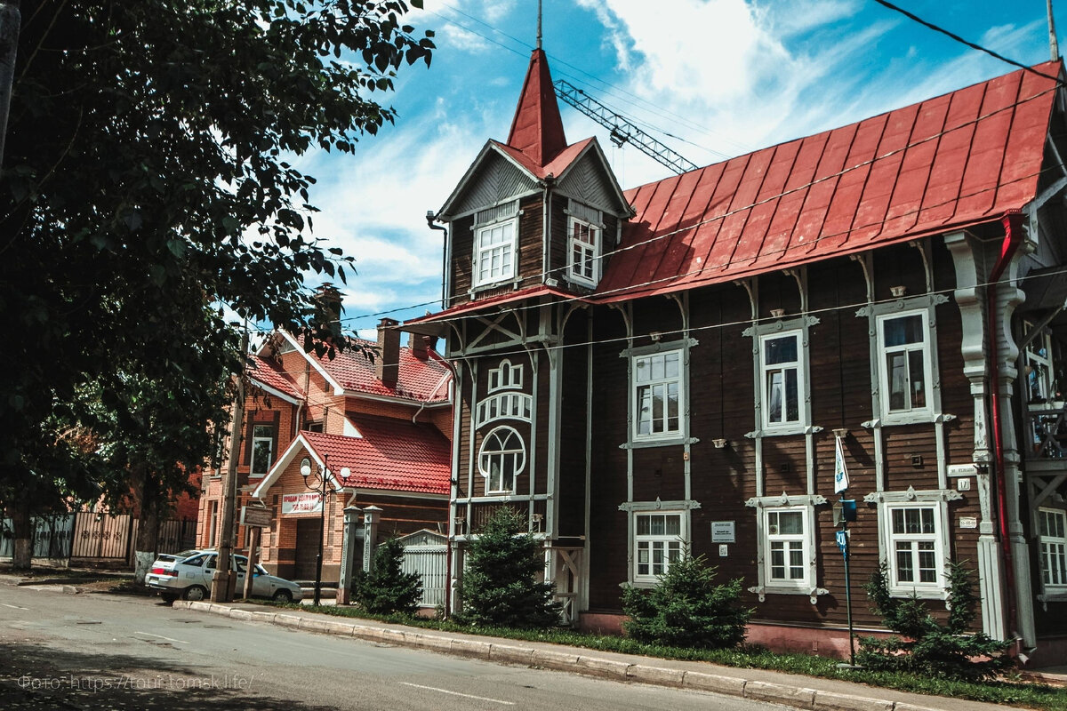 Томск виды города. Деревянное зодчество Томск Красноармейская. Дом с Жар птицами Томск.