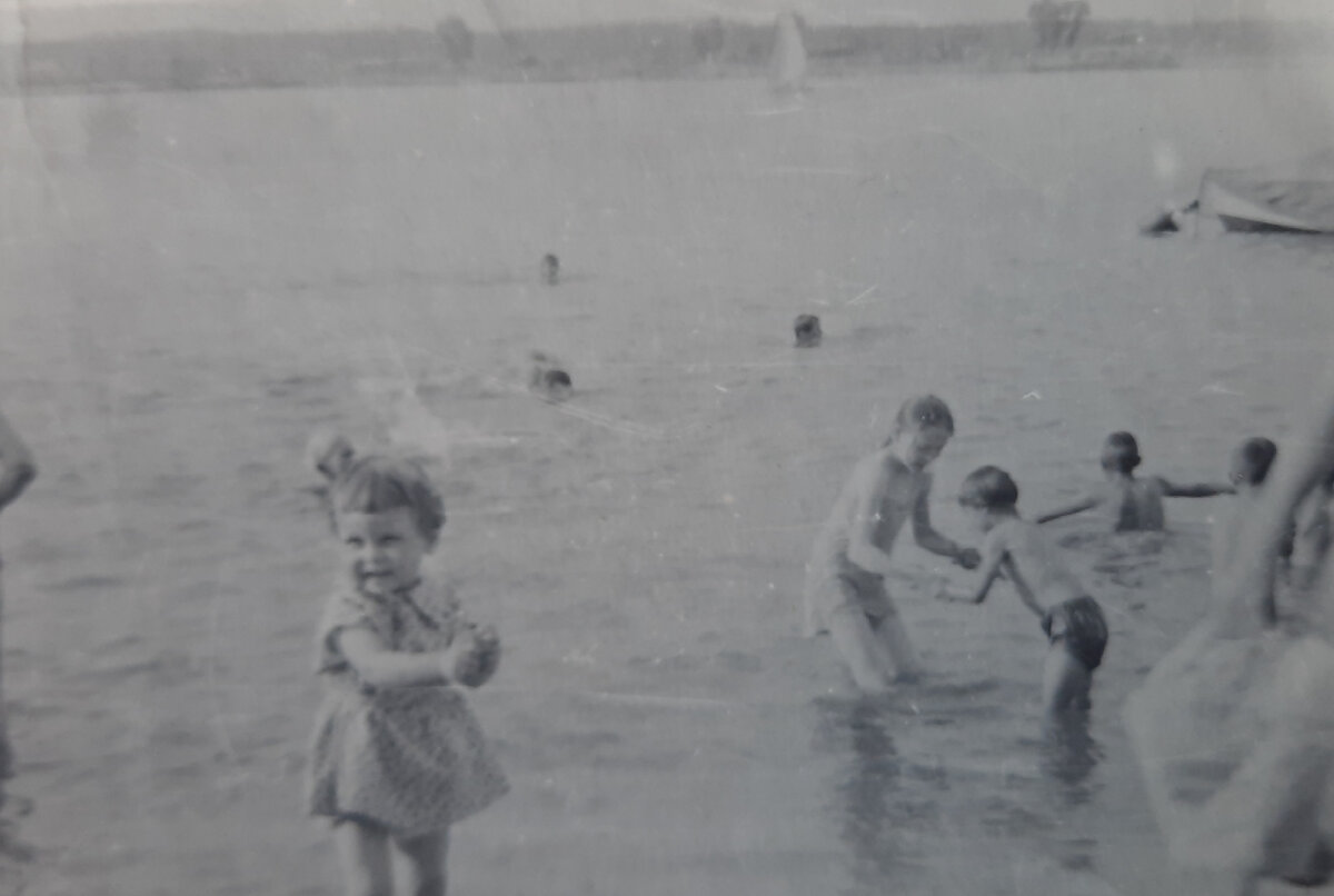 На городском пляже примерно 1964г. Фото из семейного архива.