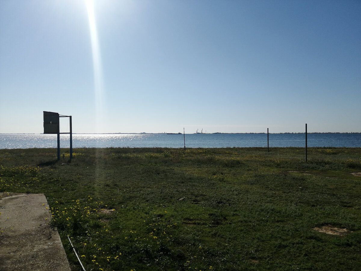 Вид на Донузлав. На горизонте видно порт. За портом уже море.