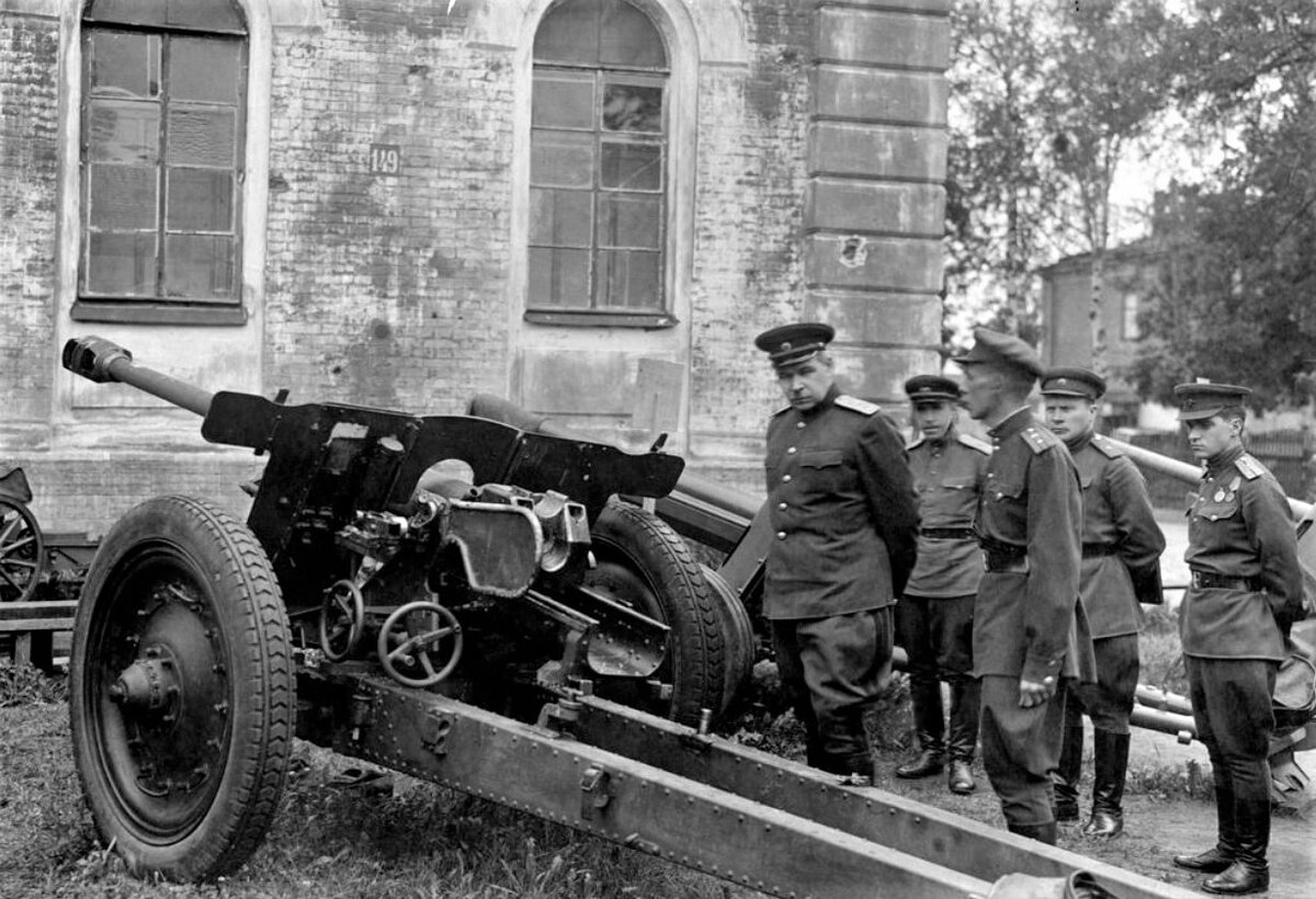 Ленинград, 1943 год. Командующий Ленинградским фронтом генерал-полковник Л.А. Говоров осматривает трофейные немецкие пушки.