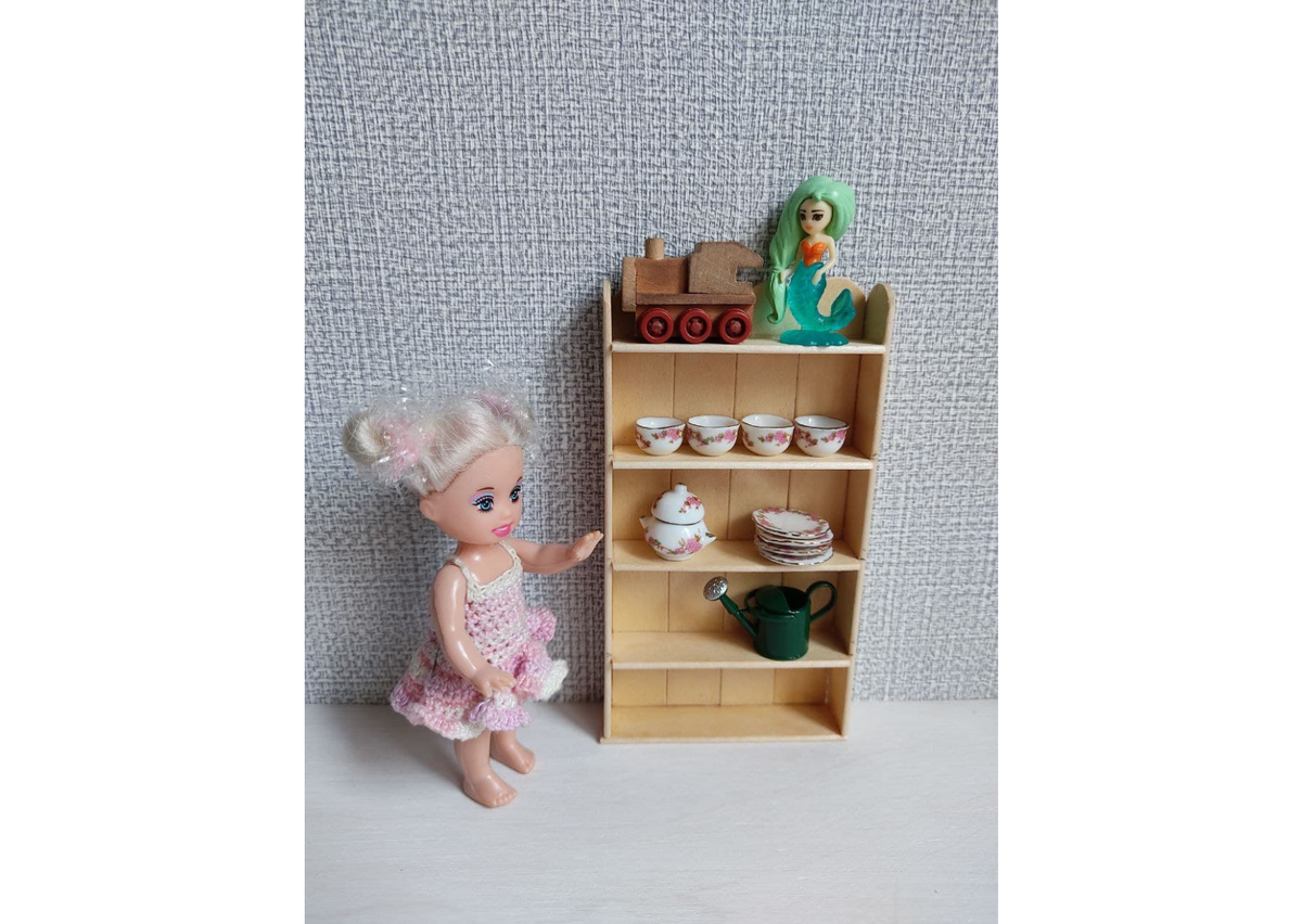 Эта куколка ростом 11 см, а-ля Келли от Маттел, которая выпускается вместе с Барби. Думаю, что шкафчик так же хорошо подойдет и зверюшкам Сильванам и им подобным.