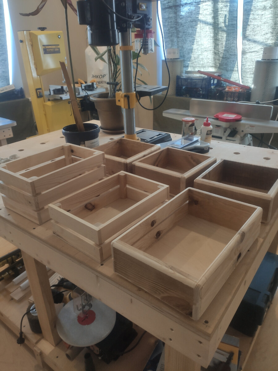 Первая партия ящиков в мастерской