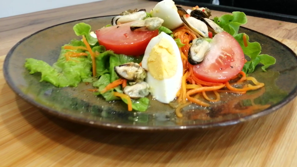 Салат с мидиями и яйцом