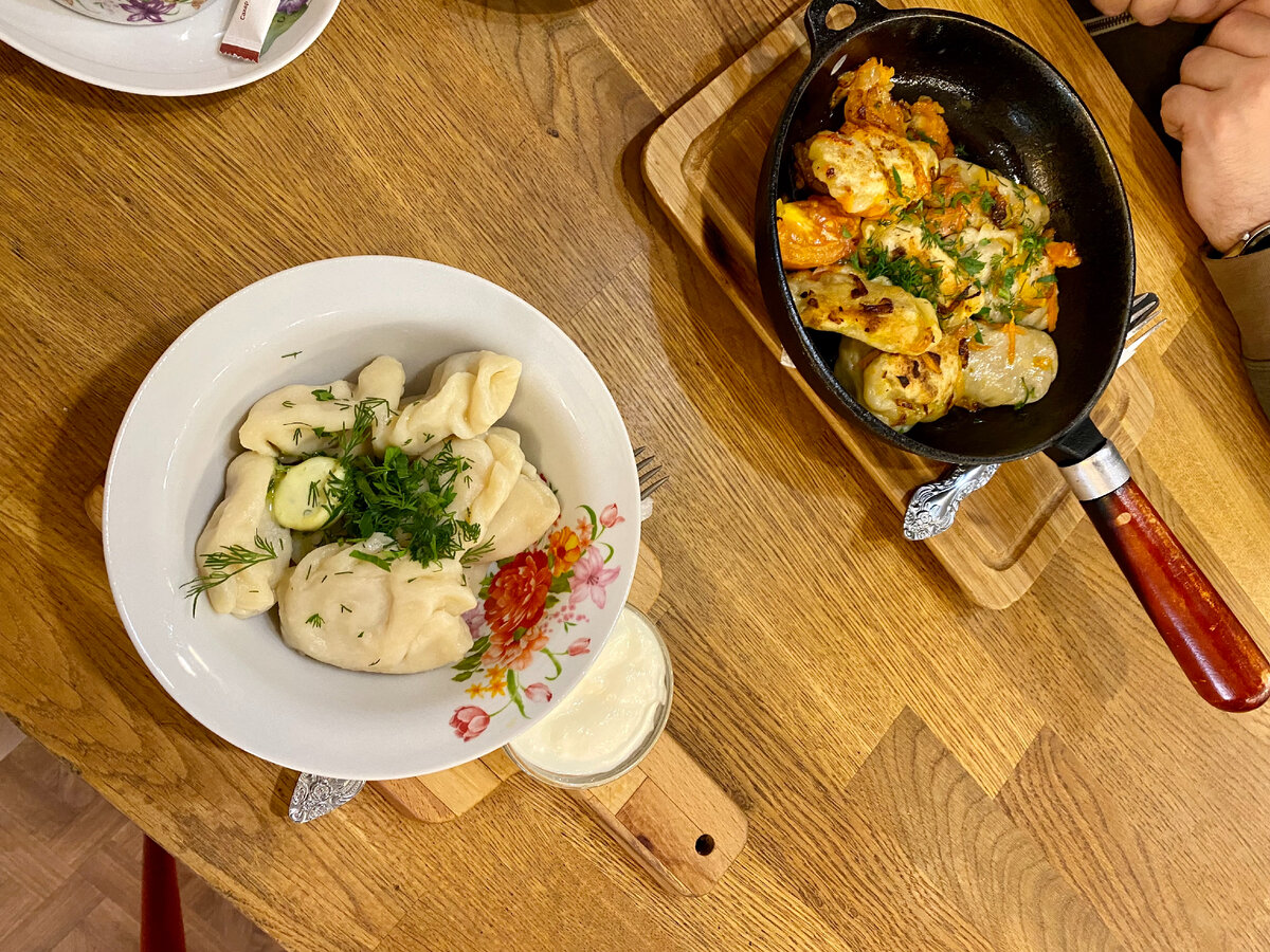 Вареники с картошкой и грибами и жаренеые вареники с мясом. 