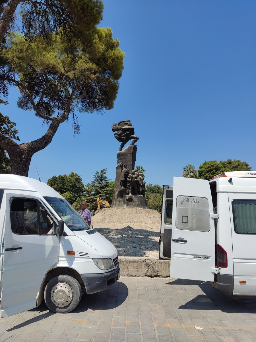 Самый центр Влёры превратился в "автовокзал" 😕