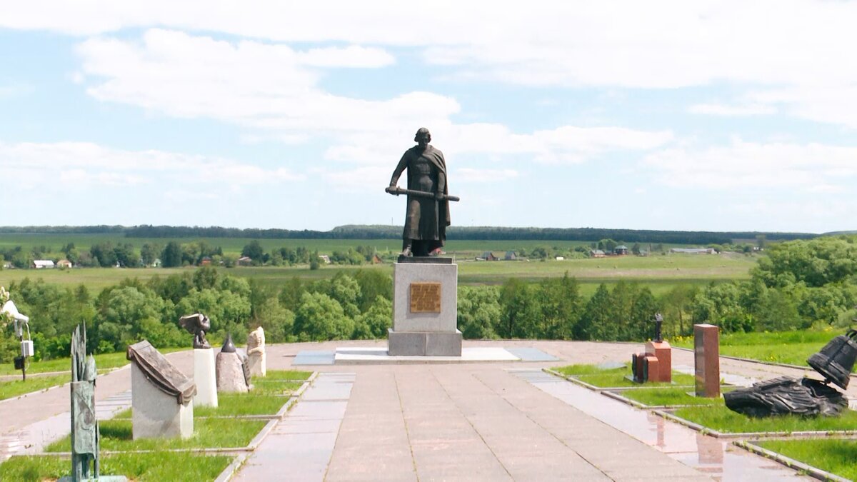 Село Монастырщина. Памятник Дмитрию Донскому на аллее Памяти и Единства. Здесь можно рассмотреть памятные знаки городов и земель, воины которых участвовали в Куликовской битве. Фото автора.