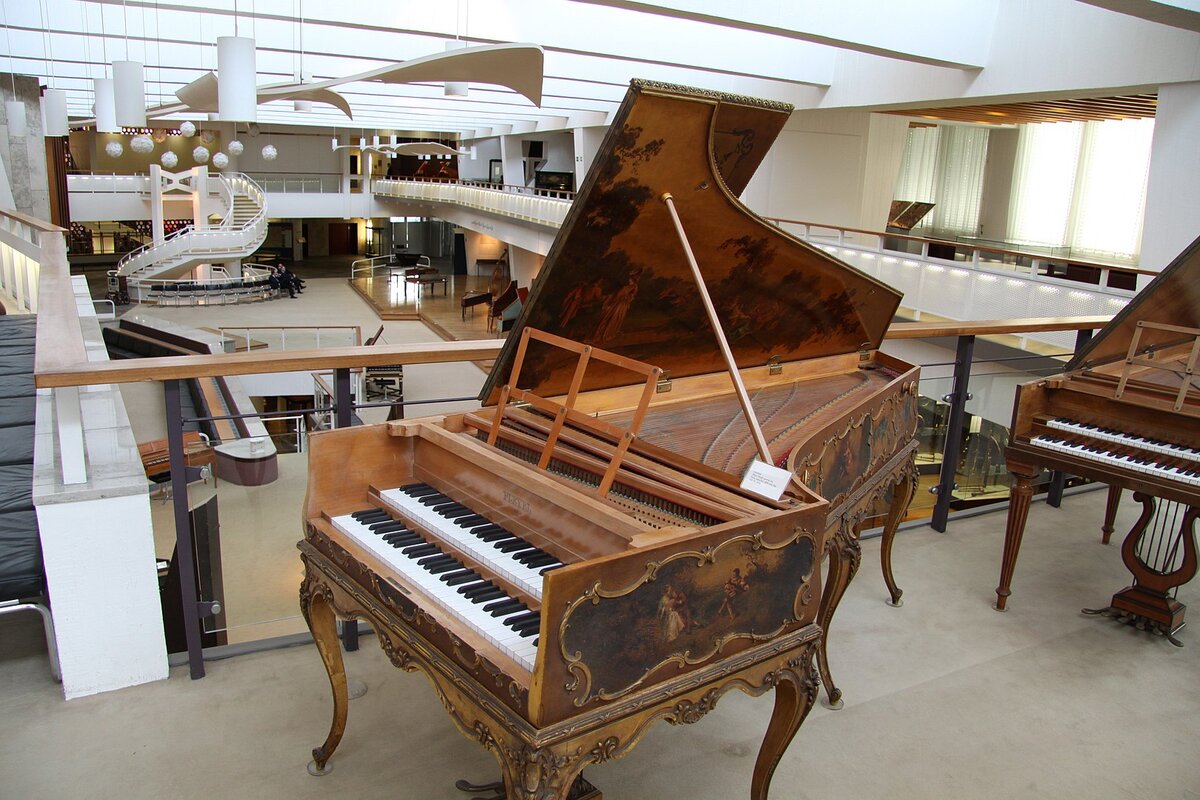 Французский клавесин 1888–1891 годов в Музее музыкальных инструментов в Берлине © Morn the Gorn, CC BY-SA 3.0, Wikimedia Commons