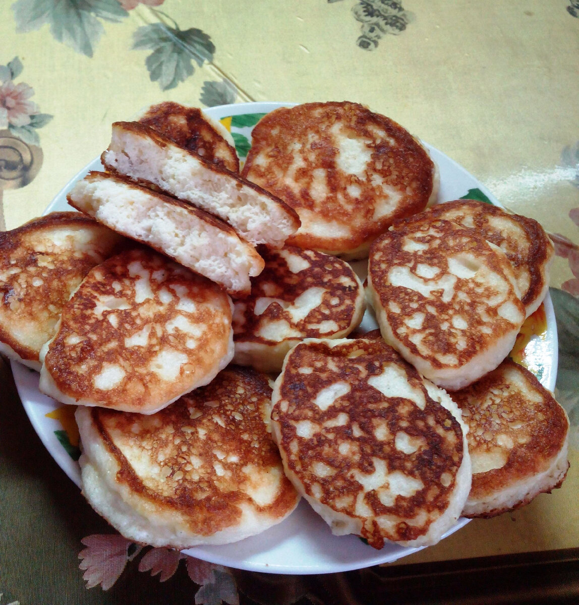 Эти оладьи пекутся фактически без масла, под крышкой. Пышные, нежные и сочные.