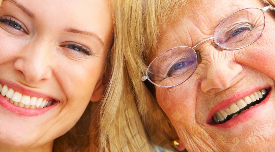 Действует «накопительный эффект» – старение эмали, хронические заболевания, погрешности в гигиене. С возрастом всё это сказывается на цвете зубов. Фото: Яндекс.Картинки.