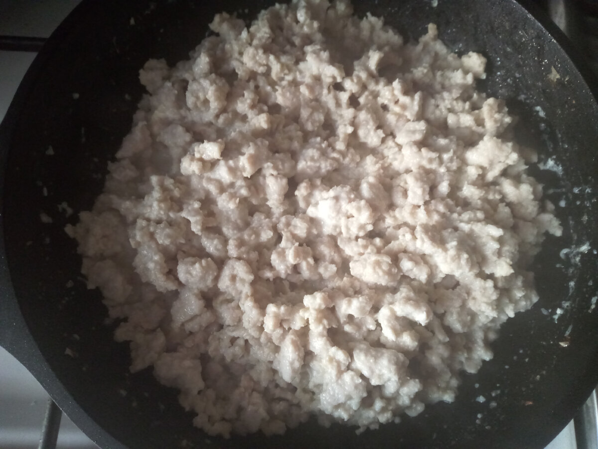 Обжариваем фарш с луком и творожным сыром