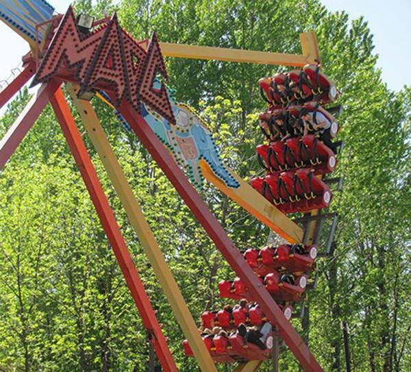 А это " Марс". Он поднимает аж выше деревьев, но вниз головой мы не бываем)))( это я объясняю для тех, кто не понял). Я каталась у самого края и мне нормально, не то что моим родным и друзьям)))
