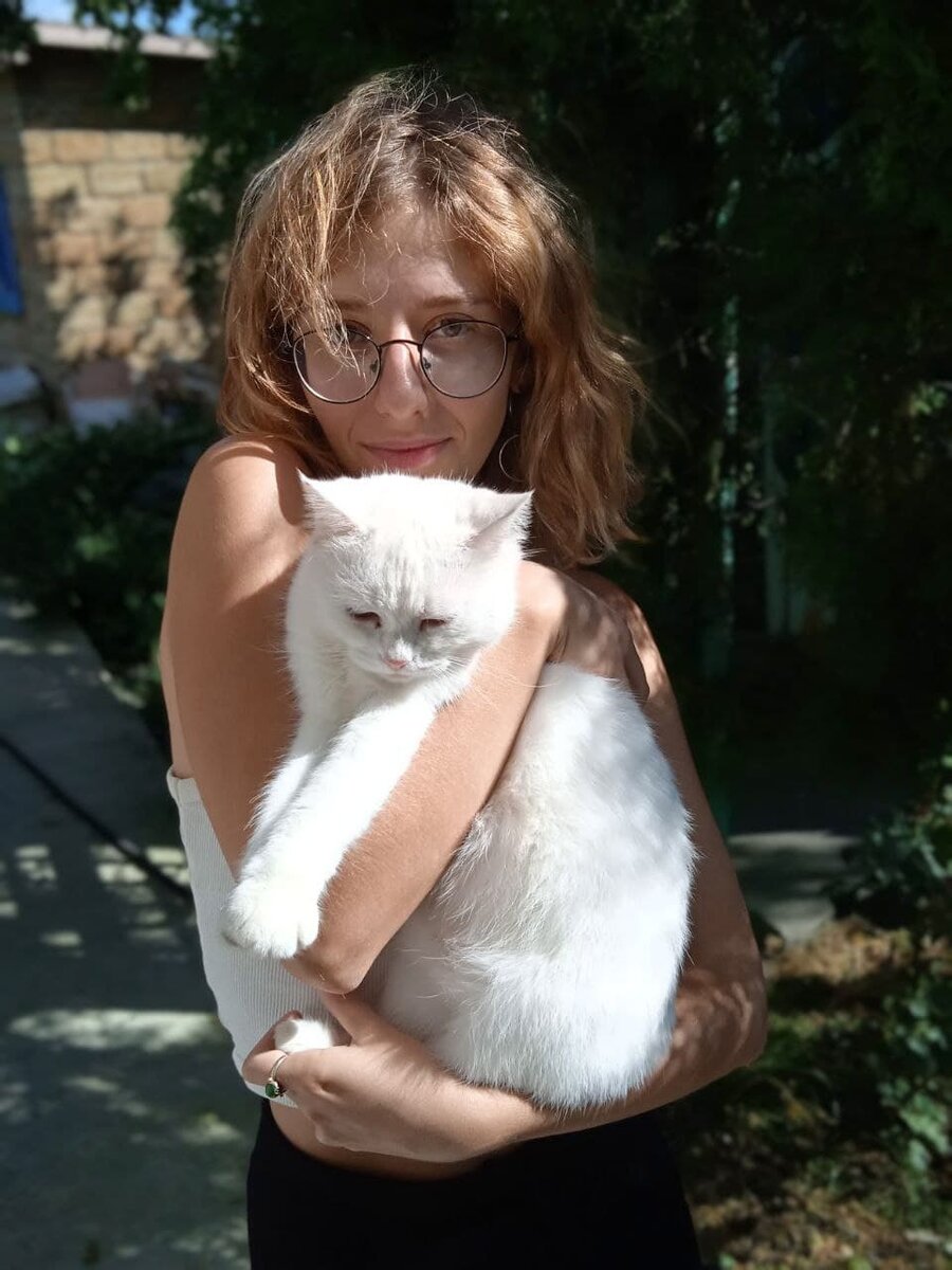 Аня с кошкой Марусей