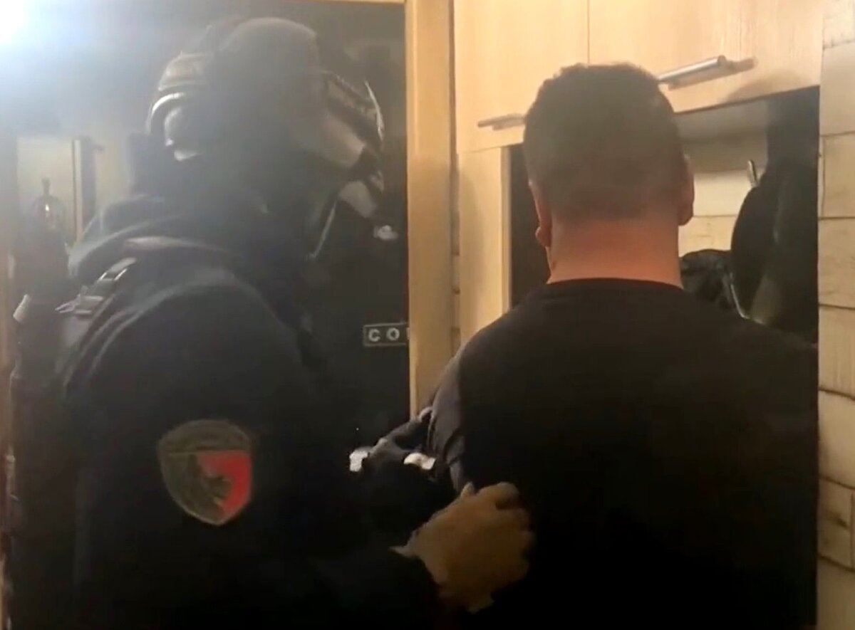 задержание граждан другими. задержание росгвардейцев в санкт петербурге. задержание граждан другими. росгвардия задержание. ивс гувд бишкек.